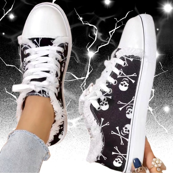 NWOB Women’s Canvas Skull Print Sneakers Size 7-1/2 - Picture 1 of 4